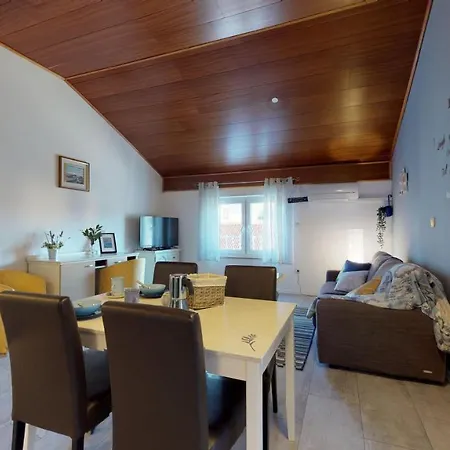 Nina Deluxe Superior 5 Star Apartment, Your Piece Of Heaven By The Sea & Park Apartment