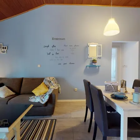 Nina Deluxe Superior 5 Star Apartment, Your Piece Of Heaven By The Sea & Park Apartment *